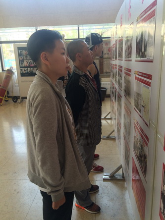 13学生观看图片展_调整大小