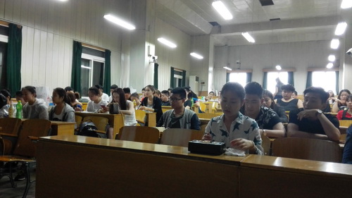 3大二学生聆听讲座2_调整大小