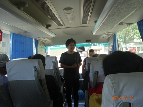 1毕书记到车上看望老干部1_调整大小