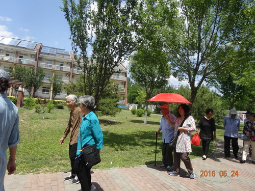 4参观南宫村养老院4_调整大小