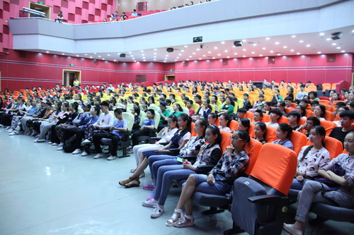 2中专学生认真聆听讲座_调整大小