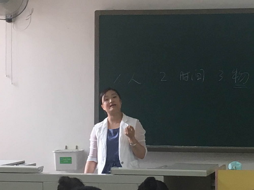 1张教员讲解黑板报制作_调整大小