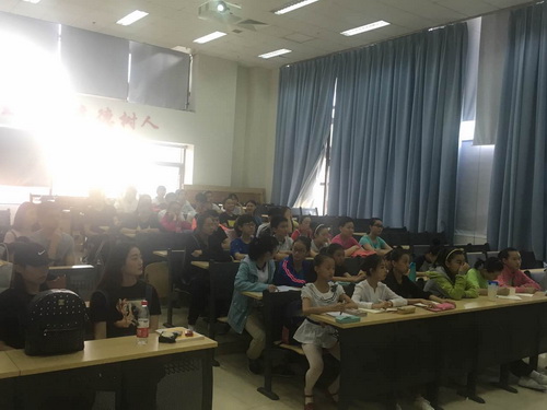 3理论课同学们认真听课_调整大小