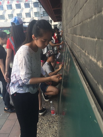 5同学们黑板报制作中  (1)_调整大小