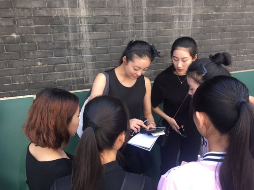 5同学们黑板报制作中  (2)_调整大小