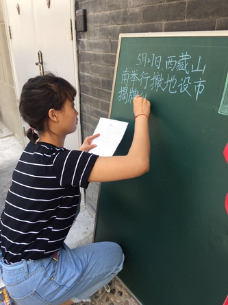 5同学们黑板报制作中  (3)_调整大小