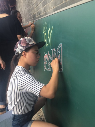 5同学们黑板报制作中  (4)_调整大小