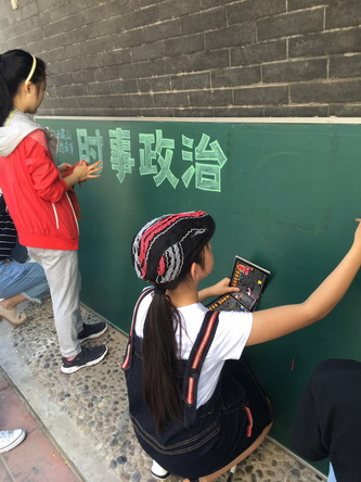 5同学们黑板报制作中  (5)_调整大小