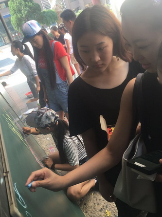 5同学们黑板报制作中  (6)_调整大小