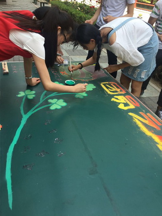 5同学们黑板报制作中  (8)_调整大小