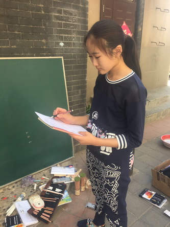 5同学们黑板报制作中  (9)_调整大小