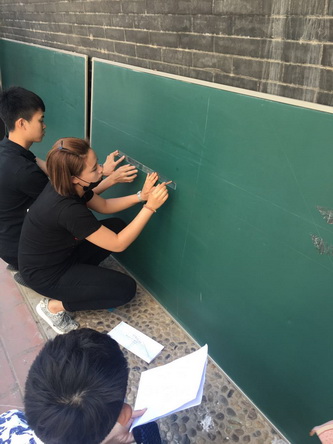 5同学们黑板报制作中  (11)_调整大小