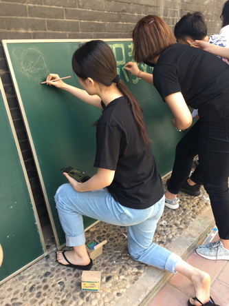 5同学们黑板报制作中  (12)_调整大小