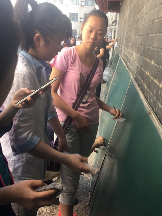 5同学们黑板报制作中  (13)_调整大小