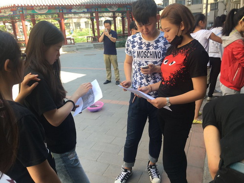 5同学们黑板报制作中  (14)_调整大小