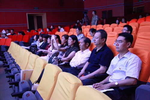 1来访嘉宾观看演出_调整大小