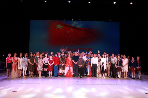 4来访嘉宾与全体演出人员合影_调整大小