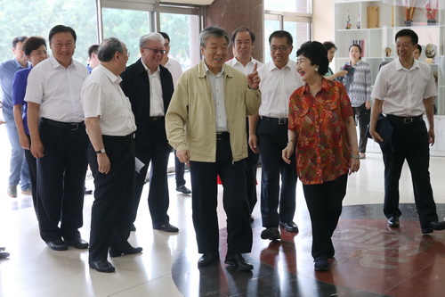 1.卢主席步入少儿戏剧场_调整大小