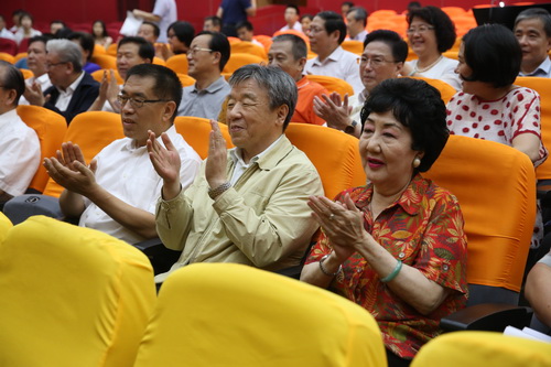 2.一楼剧场观看京剧表演_调整大小