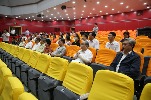 3.一楼剧场观看京剧表演_调整大小