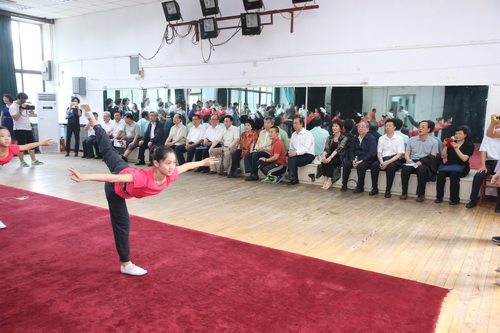 10南一厅观看京剧基功训练_调整大小