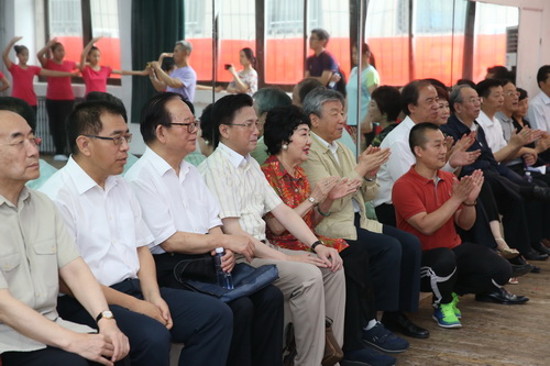 11南一厅观看京剧基功训练_调整大小