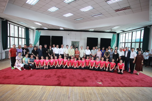 12与学生合影_调整大小