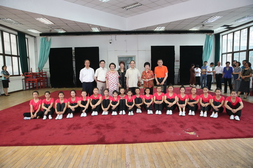 13与学生合影_调整大小