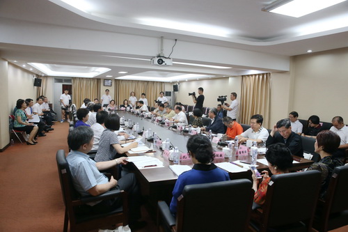 16座谈会现场_调整大小