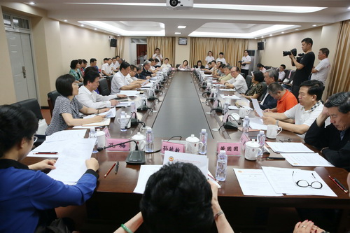 22座谈会现场_调整大小