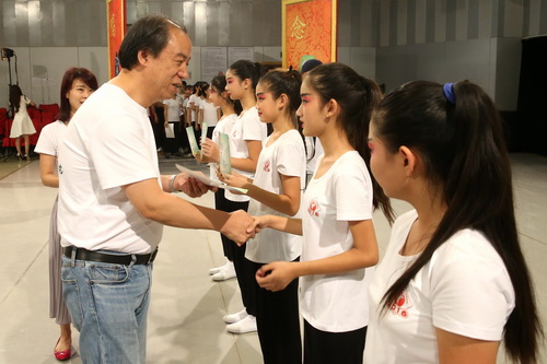 25颁发培训证_调整大小