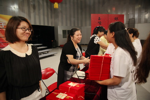 17学院副院长黄珊珊为学员颁发结业证书_调整大小