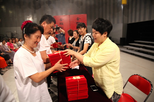 18学院培训部主任王静为学员颁发结业证书_调整大小