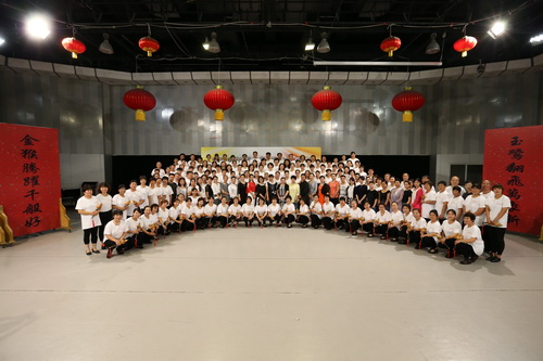 22全体老师与音乐班合影_调整大小