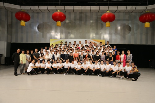 23全体老师与戏曲班合影_调整大小