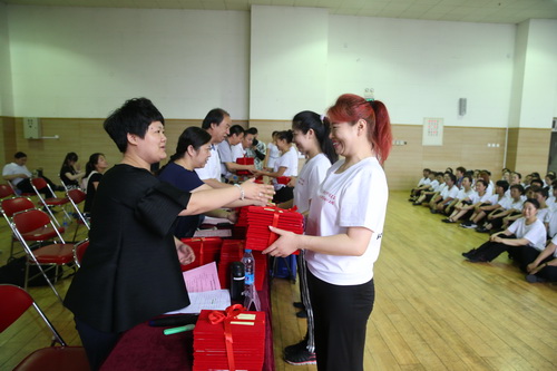 8 领导为学员颁发结业证书_调整大小