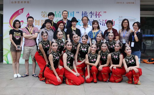 1刘侗院长赴济南慰问舞蹈系参加展示师生_调整大小