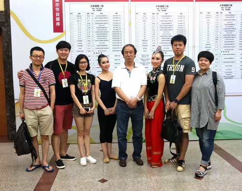 2刘侗院长赴济南慰问舞蹈系参加展示师生_调整大小