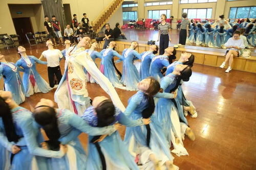 7舞蹈系师生在展演期间紧锣密鼓的排练中_调整大小