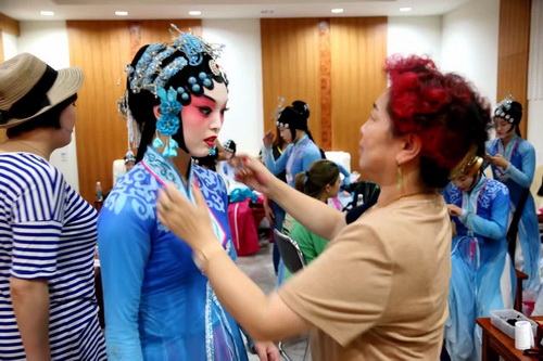 8舞美系师生帮助学生整装_调整大小