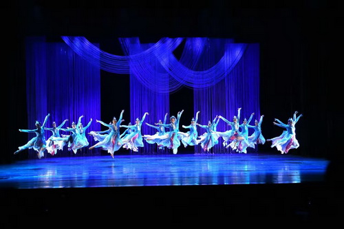 2群舞《忆.青衣》_调整大小