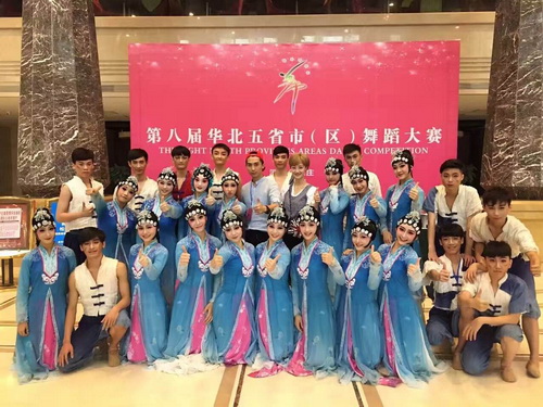 1群舞《嘎子们》、《忆、青衣》编导与演员合影_调整大小