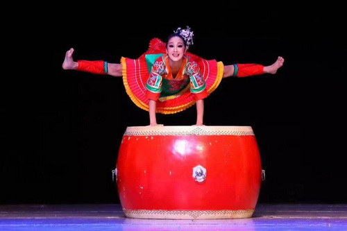 4剧目《苗鼓忭跃》_调整大小