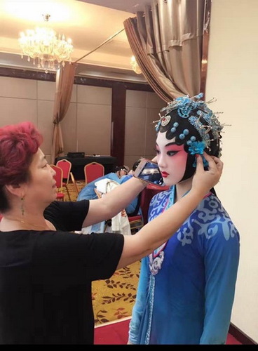 7舞美系老师帮助学生整装_调整大小