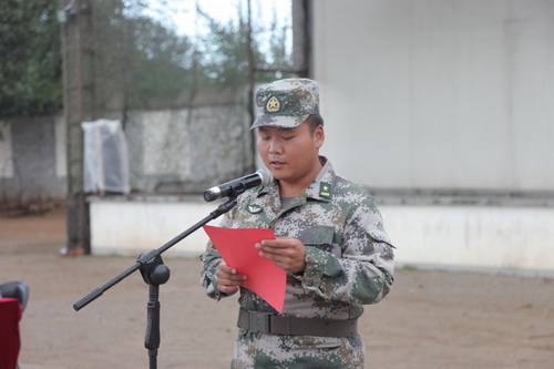 4军训教官代表发言_调整大小