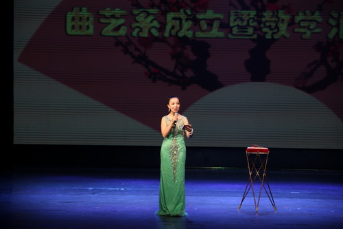 2主持人翟静婉_调整大小