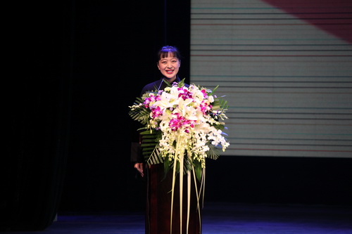 10主持人张怡_调整大小