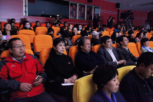 1院领导观看演出_调整大小