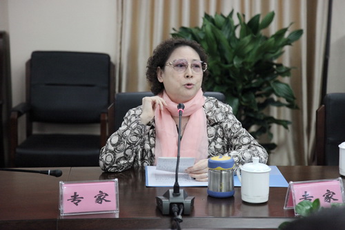 22专家梁维玲对演出进行点评_调整大小