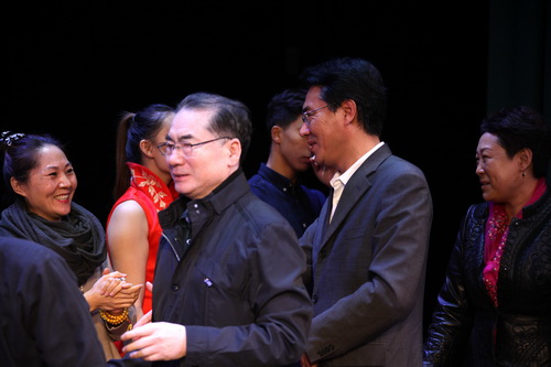 10领导上台问候演员_调整大小